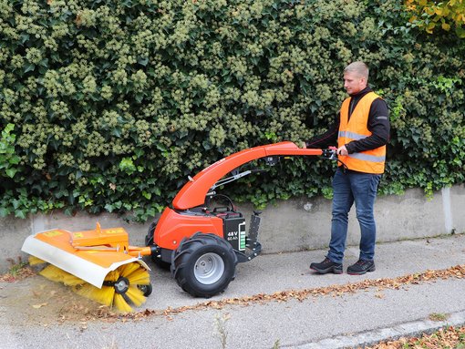 Motech eRM9 mit Kehrmaschine, kommunal im Einsatz