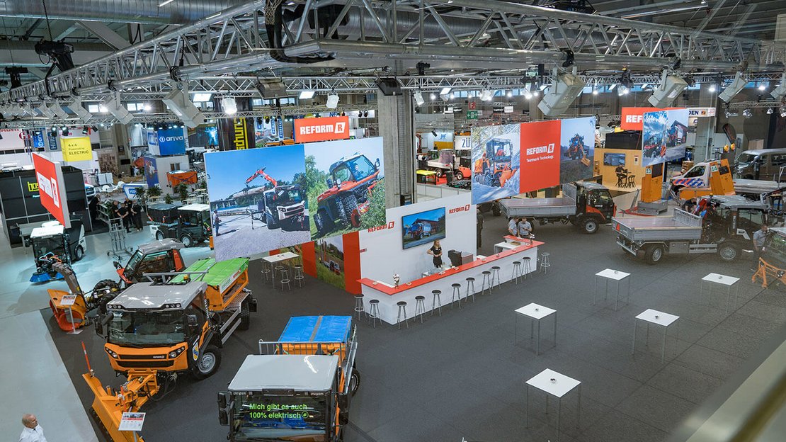 [Translate to English:] Messestand Suisse Public mit Kommunalfahrzeugen Muli, Boki und Metrac 