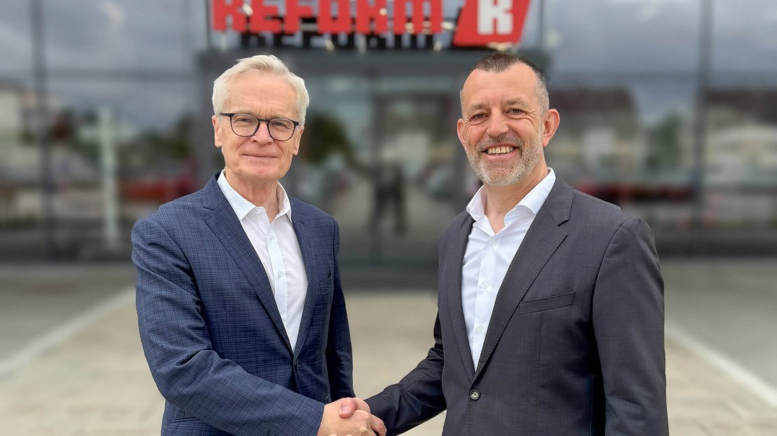 Aufsichtsratsvorsitzender und Haupteigentümer Dr. Clemens Malina-Altzinger gratuliert Markus Wieshofer